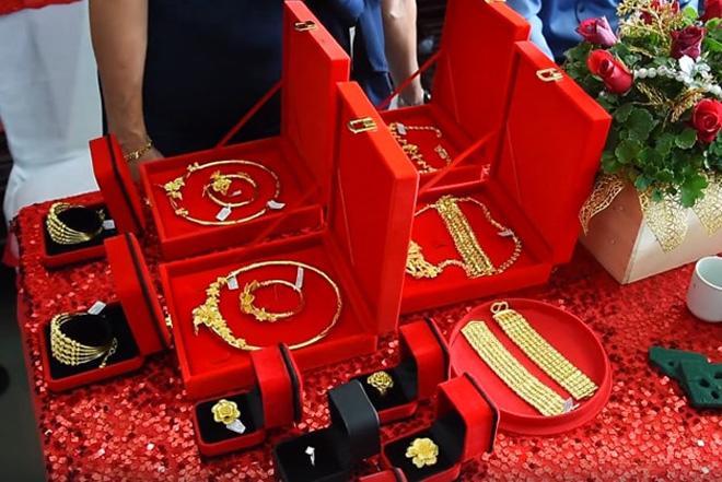 Cô dâu được bố mẹ chồng tặng 115 cây vàng vẫn chưa là gì so với đám cưới “khủng” này - 8