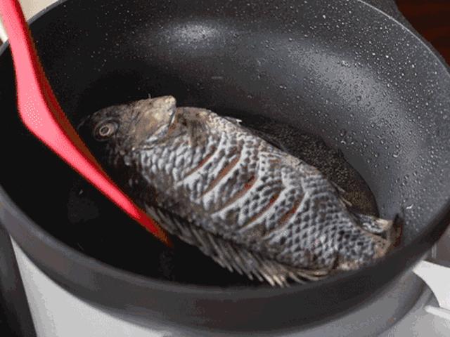 Để rán cá không bị bong da, sát chảo, chị em chỉ cần bỏ thêm 1 gia vị này