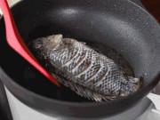 Bếp Eva - Để rán cá không bị bong da, sát chảo, chị em chỉ cần bỏ thêm 1 gia vị này