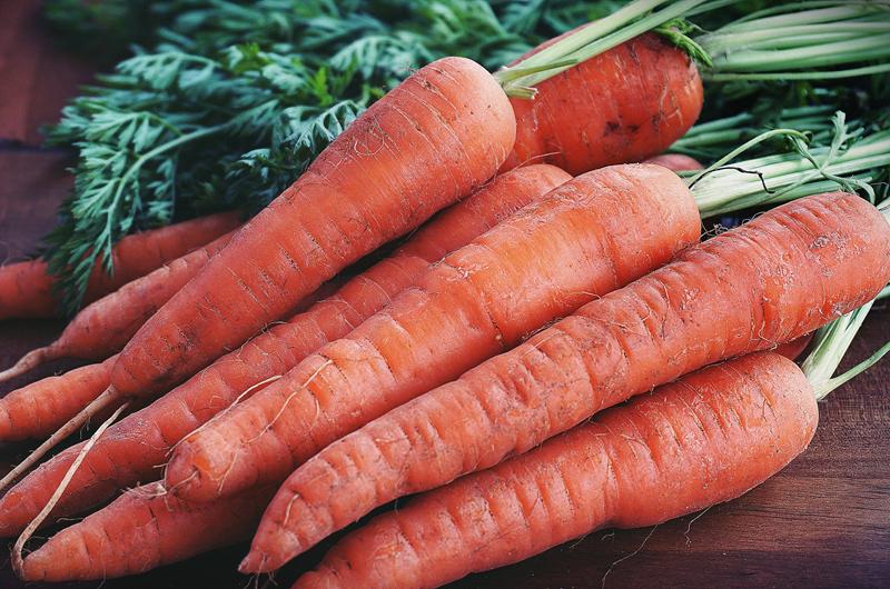 Cà rốt chứa nhiều beta-carotene nên được coi là thực phẩm đứng đầu danh sách có tác dụng cực tốt cho gan. Ngoài ra, cà rốt còn cung cấp nhiều năng lượng và dễ tiêu hóa, ăn thường xuyên còn giúp điều chỉnh mức đường huyết và giảm tình trạng viêm trong cơ thể.
