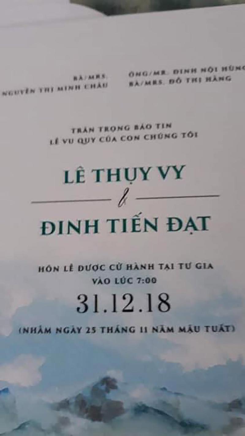 Mới đây, trên mạng xã hội xuất hiện hình ảnh được cho là thiệp cưới của rapper Đinh Tiến Đạt và vợ sắp cưới. Theo thông tin từ tấm thiệp này thì hôn lễ của cả hai sẽ được tổ chức vào ngày 31/12 tới. 
