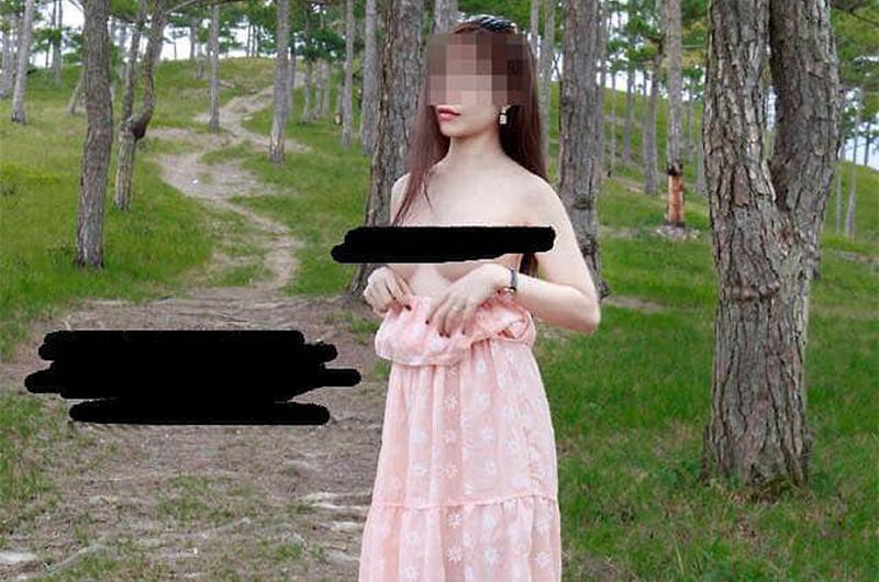 3. Cô gái cởi đồ khoe thân ở Đà Lạt

Ngày 25/10/2018, trên một số nhóm Facebook lan truyền loạt ảnh cô gái khỏa thân trong đồi thông Đà Lạt nhưng che kín mặt.

