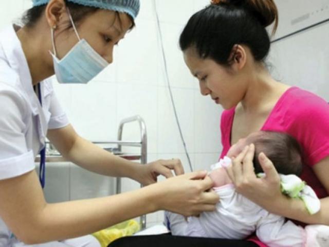 Tiêm vắc xin 5 trong 1 mới, một số trẻ tím tái, khóc thét: Chuyên gia nói gì?