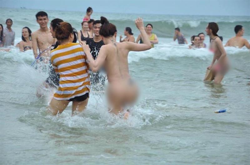 Người đăng tải hình ảnh cho biết, sự việc diễn ra tại một bãi biển ở Quy Nhơn, Bình Định. Ngay khi chia sẻ, 2 cô gái trong hình đã nhận về vô số lời chỉ trích.
