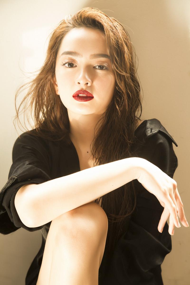 Sinh năm 1999, Kaity Nguyễn khiến khán giả ngạc nhiên khi "một bước thành sao" nhờ vai diễn trong Em chưa 18. Cô được đánh giá là một trong những nữ chính xinh đẹp và có khả năng diễn xuất tốt.
