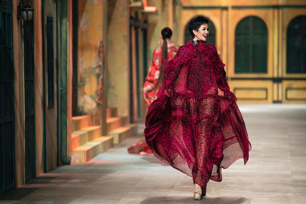 Cú xoay váy huyền thoại đã đưa Hamp;#39;Hen Niê trở thành Vedette đỉnh nhất của Đỗ Mạnh Cường - 4