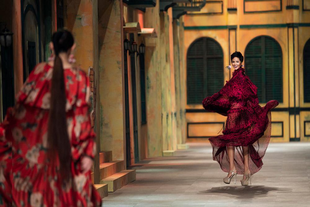 Cú xoay váy huyền thoại đã đưa Hamp;#39;Hen Niê trở thành Vedette đỉnh nhất của Đỗ Mạnh Cường - 3