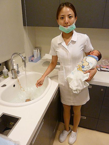 Bé gái amp;#34;ra điamp;#34; khi đang tắm: Tắm cho trẻ vào mùa đông cần tránh 5 sai lầm này - 1