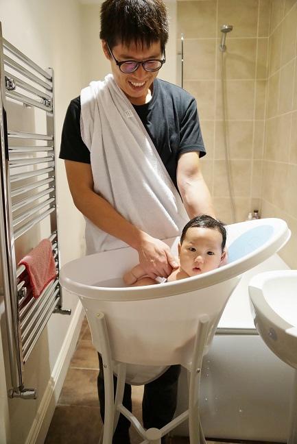 Bé gái amp;#34;ra điamp;#34; khi đang tắm: Tắm cho trẻ vào mùa đông cần tránh 5 sai lầm này - 2