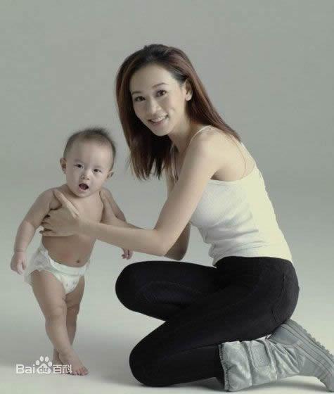 sau be boi "phu tinh theo dai gia", nang hoa hau phai rot bia hau khach moi dem nuoi con - 6