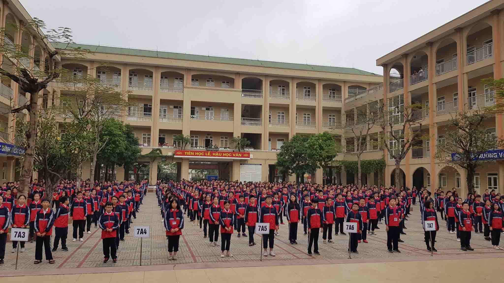 hoc sinh lop 6 lay 30 trieu dong cua bo di chia cho ca lop - 3