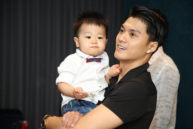 Lâm Vinh Hải liên tục bế, chọc ghẹo con trai bụ bẫm của Xuân Thảo – Đình Lộc - 4