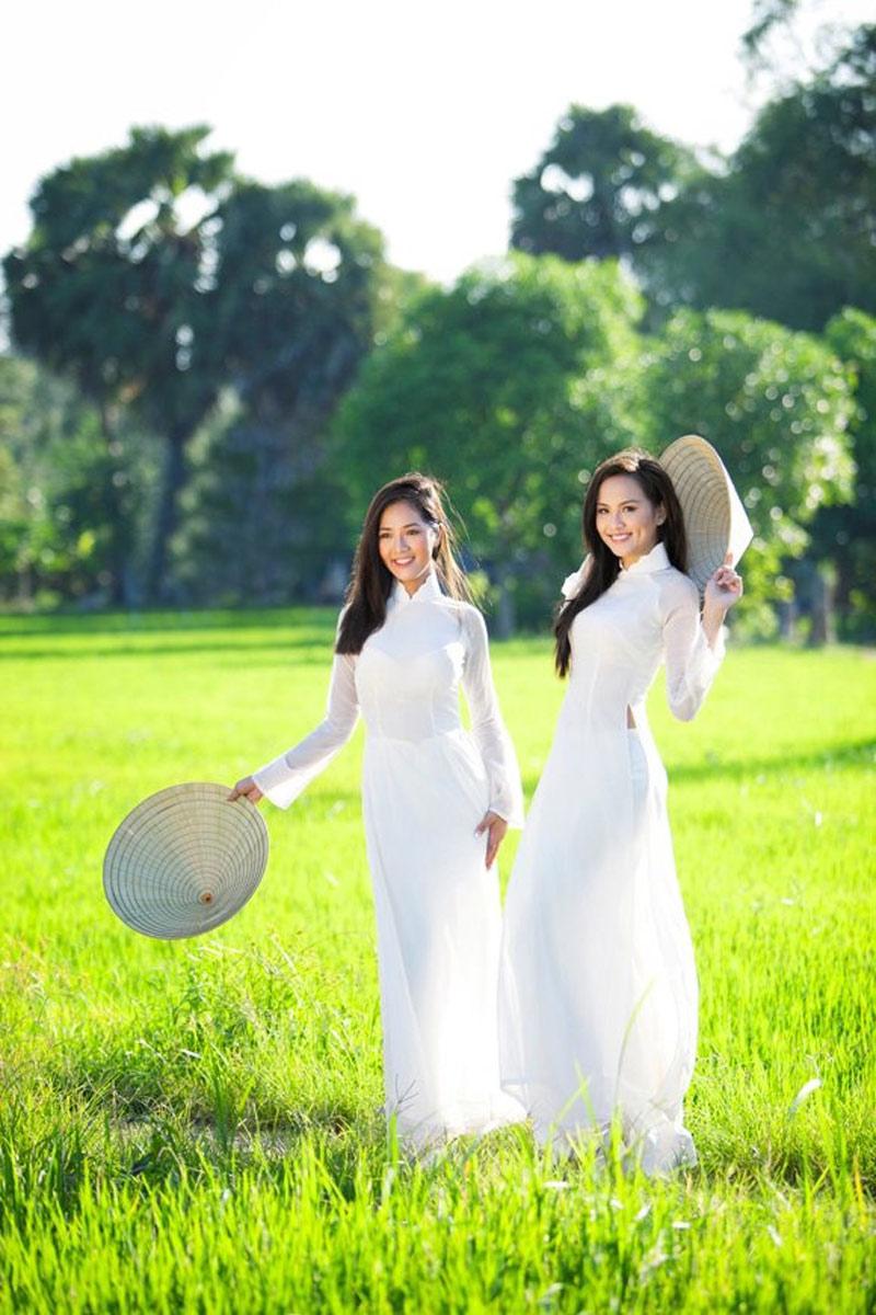 Mặc áo dài với quần siêu ngắn và tạo dáng phản cảm, hai sinh viên bị chửi không thương tiếc - 1