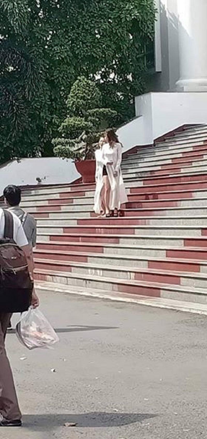 Mặc áo dài với quần siêu ngắn và tạo dáng phản cảm, hai sinh viên bị chửi không thương tiếc - 2