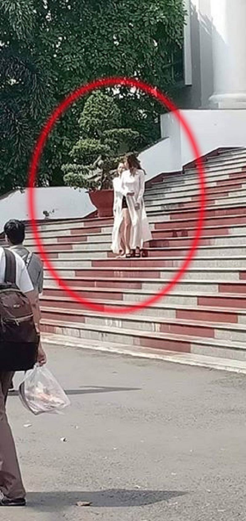 Mặc áo dài với quần siêu ngắn và tạo dáng phản cảm, hai sinh viên bị chửi không thương tiếc - 3