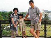 Làm mẹ - Mẹ cao 1m5, bố cao 1m68 nhưng con trai cao 1m8, cả gia đình bắt đi xét nghiệm ADN