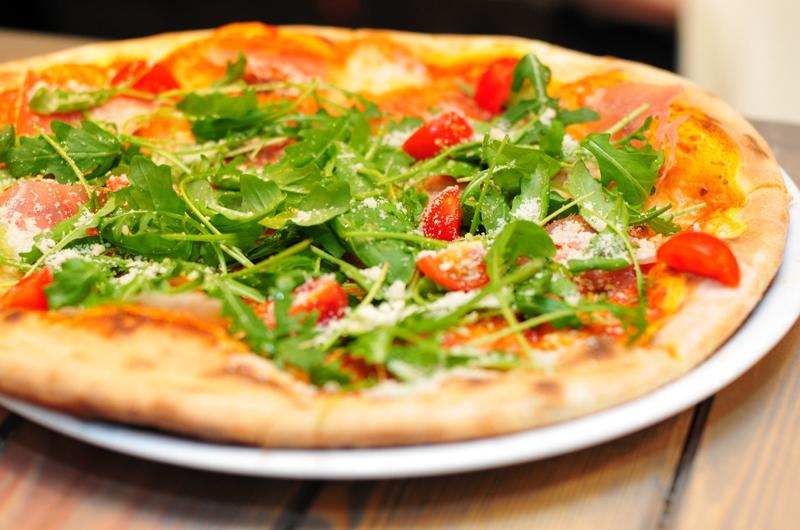 Chúng ta đều biết pizza không phải là thực phẩm lành mạnh nhất, nhưng pizza chỉ có rau thì chắc sẽ tốt? Thực tế, những chiếc bánh pizza chay này thường thêm nhiều phô mai để bù đắp cho việc thiếu thịt hoặc sủ dụng cà chua khô, dầu ô liu ngâm.
