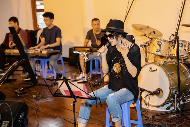 Ca sĩ Thu Phương về Hà Nội, hăng say tập luyện cho đêm nhạc An Thuyên - 9