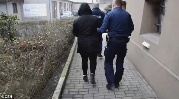 4 lần mang thai nhưng không thấy đẻ, bà mẹ khiến hàng xóm nghi ngờ và sự thật kinh hoàng - 2