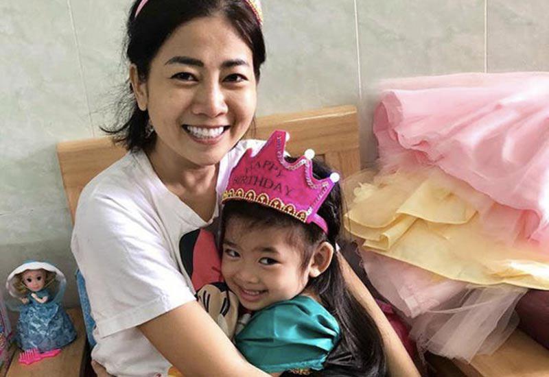 Dù đang chiến đấu với bệnh tật, nữ diễn viên vẫn mong tổ chức tiệc sinh nhật 5 tuổi ngọt ngào cho con gái. Hình ảnh bé Lavie cười rạng rỡ và ôm mẹ tại phòng bệnh gây xót xa.
