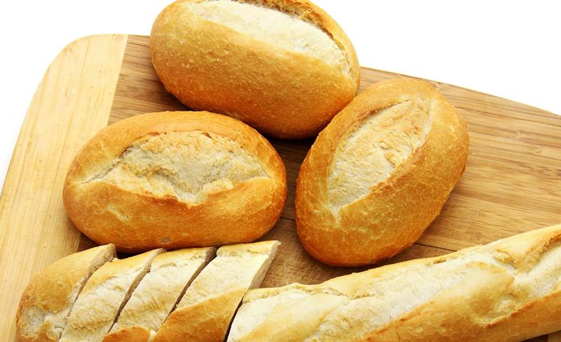 Sự khác biệt chính là bột - bánh mì đen được làm từ bột lúa mạch đen có chứa nhiều chất xơ, thích hợp hơn cho quá trình trao đổi chất lành mạnh. Bánh mì trắng xốp hơn và dễ tiêu hóa vì thế bạn nên chọn loại này nếu hệ tiêu hóa của bạn không tốt.
