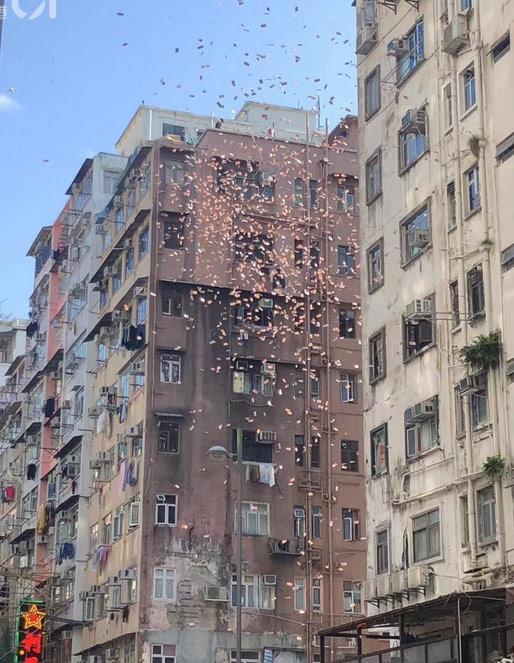 Chàng trai đi Lamborgini tạo nên một cơn mưa tiền khiến cả khu phố náo loạn - 1