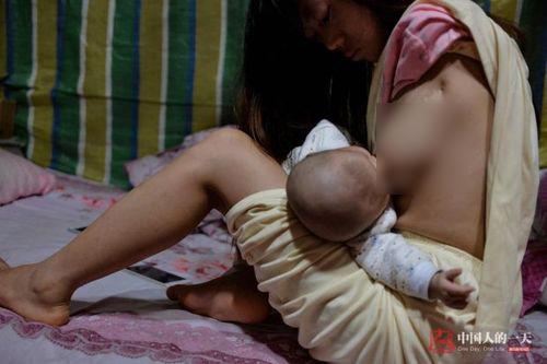 Xúc động hình ảnh mẹ cụt 2 tay oằn lưng cho con bú - 1