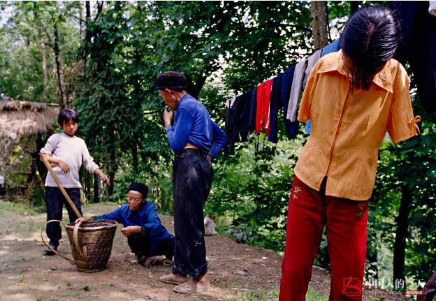 Xúc động hình ảnh mẹ cụt 2 tay oằn lưng cho con bú - 4