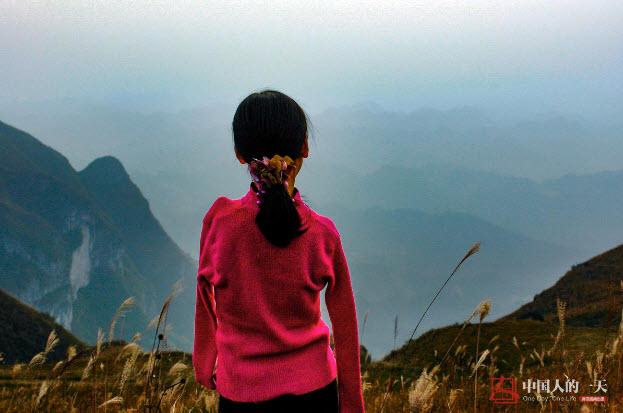 Xúc động hình ảnh mẹ cụt 2 tay oằn lưng cho con bú - 12