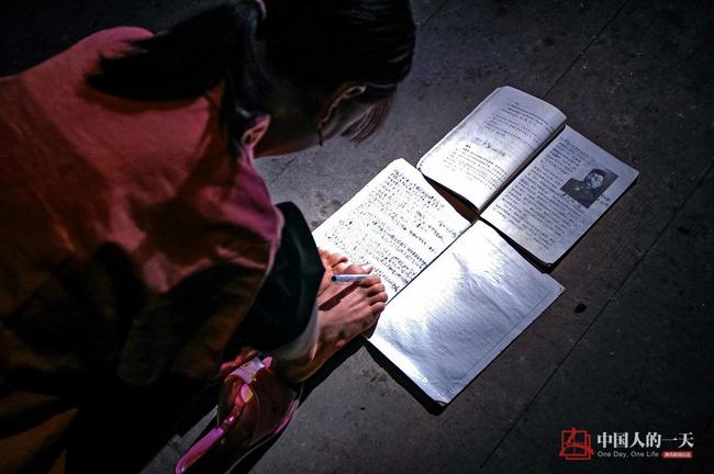 Xúc động hình ảnh mẹ cụt 2 tay oằn lưng cho con bú - 11