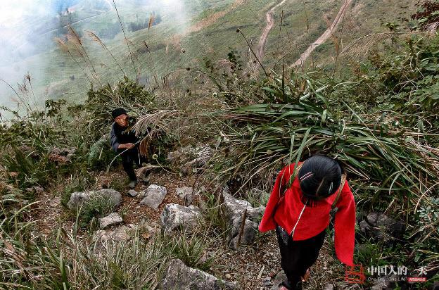 Xúc động hình ảnh mẹ cụt 2 tay oằn lưng cho con bú - 10