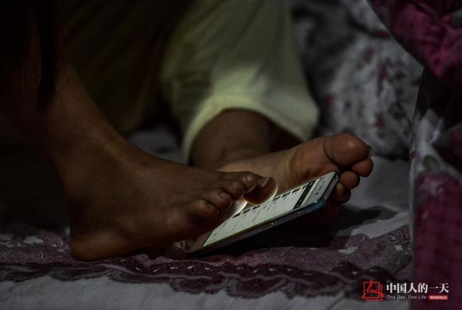 Xúc động hình ảnh mẹ cụt 2 tay oằn lưng cho con bú - 14