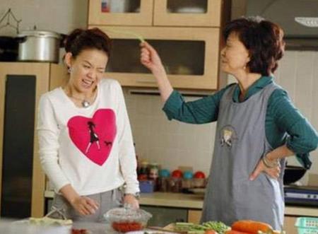 Con dâu bị mẹ chồng chửi sấp mặt vì tiêu hoang - 1