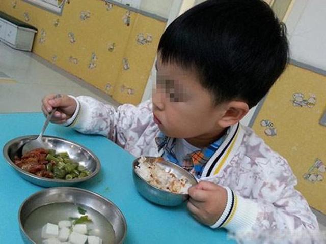 Chuyên gia chỉ rõ sai lầm của bà và mẹ khiến con ăn mãi vẫn lùn, nhẹ cân