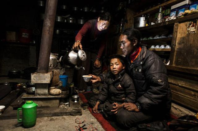 Nơi cô dâu amp;#34;chăn gốiamp;#34; với cả em trai chồng, con gái được chia sẻ chồng với mẹ - 3