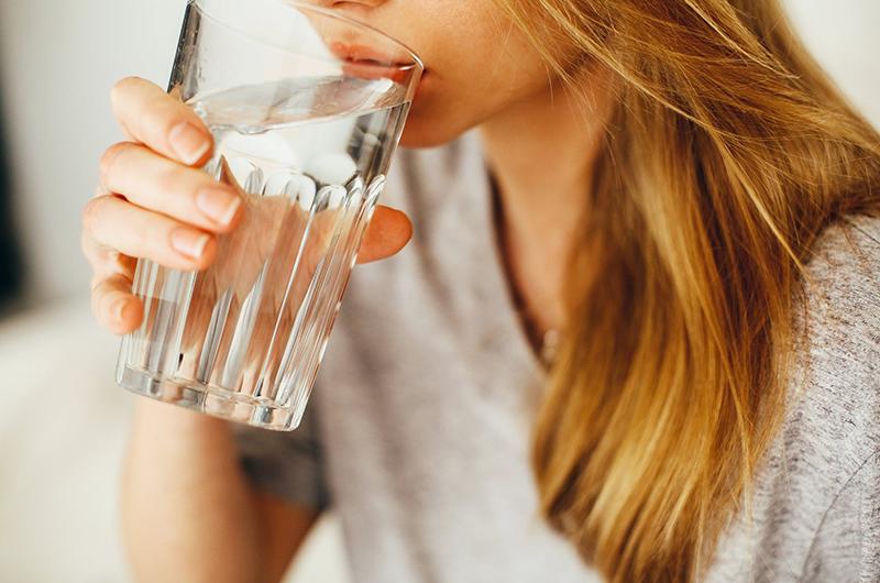 Chúng ta thường được khuyên uống nước vào buổi sáng, tuy nhiên bạn không nên uống nước lạnh. Nó sẽ gây tổn thương dạ dày, sức khỏe giảm sút.
