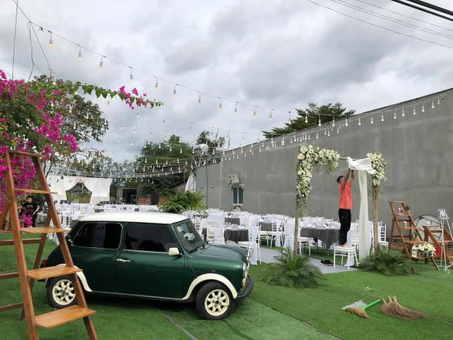 Tiến Đạt được cô dâu Thụy Vy ân cần tỉ mỉ sửa sang quần áo trong đám cưới bí mật - 6