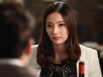 Mời đồng nghiệp đến nhà chơi, chồng đứng hình khi nhìn thấy sếp của vợ