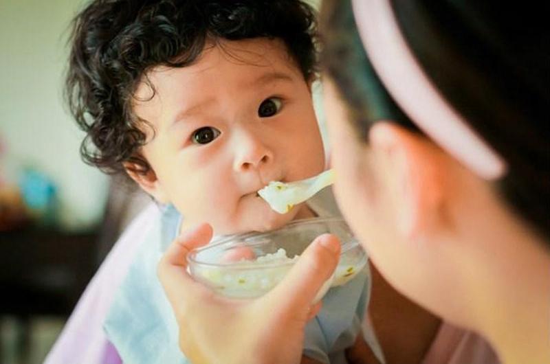 Không ít người có thói quen nhai thức ăn trước rồi đút cho trẻ ăn vì sợ răng trẻ còn yếu khó cắn xé đồ ăn. Tuy nhiên đây là một sai lầm rất lớn và mất vệ sinh.
