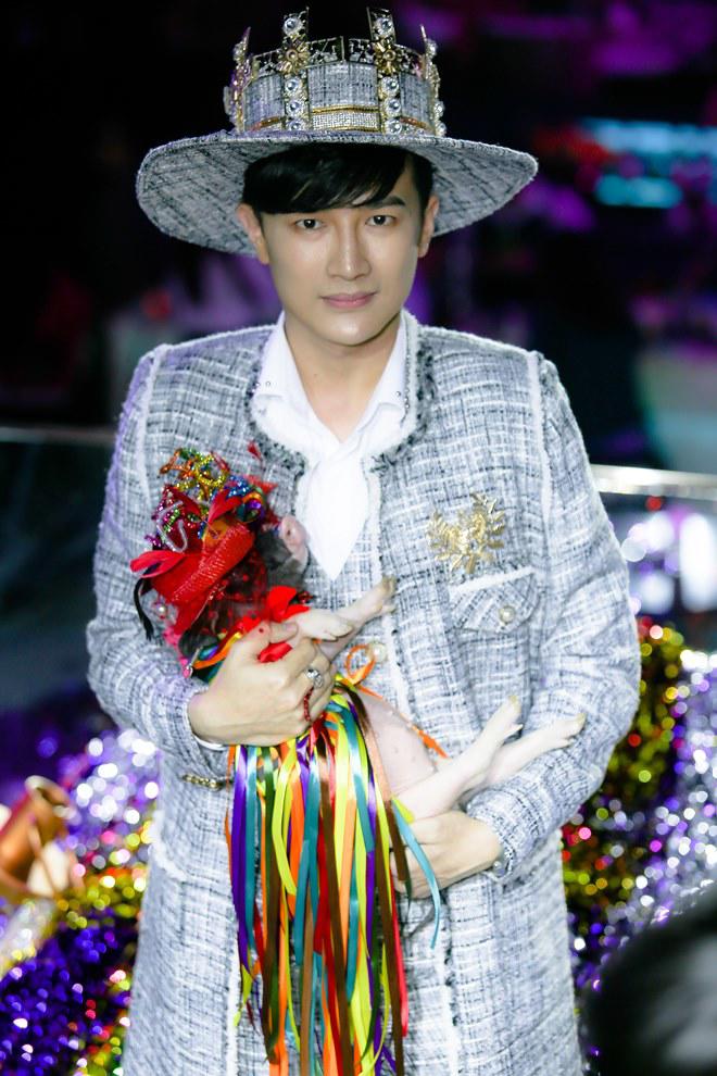 Sốc: Giám khảo Việt ôm lợn lên thảm đỏ khiến giám khảo khác amp;#34;khinh bỉamp;#34; - 2