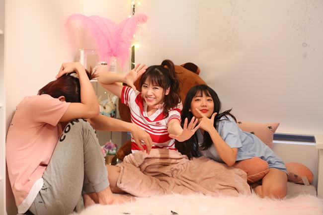 Đã kết hôn 2 năm, Hari Won vẫn phát amp;#34;cuồngamp;#34;, ôm tivi không rời khi thấy Trấn Thành - 5