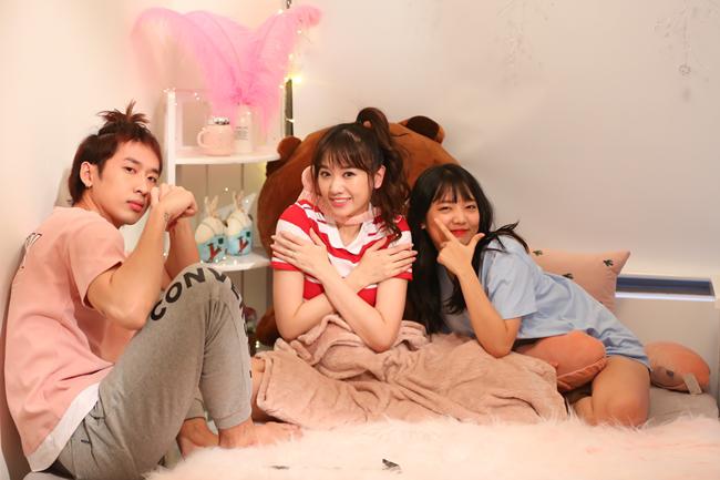 Đã kết hôn 2 năm, Hari Won vẫn phát amp;#34;cuồngamp;#34;, ôm tivi không rời khi thấy Trấn Thành - 6