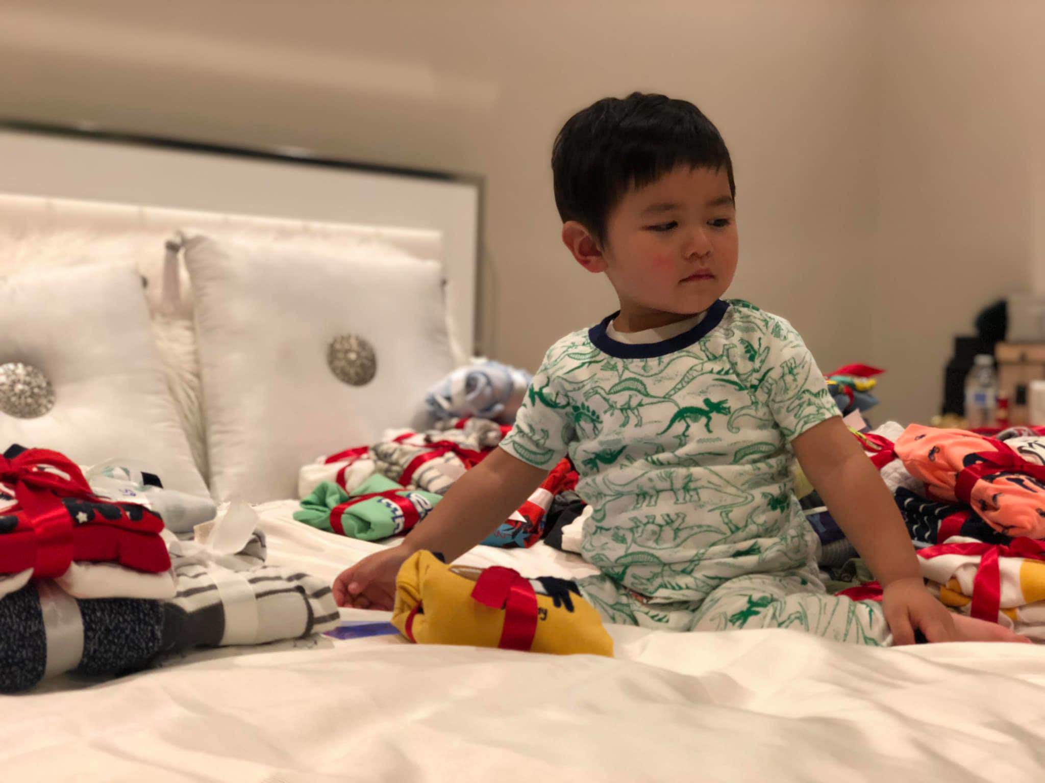 Hào hứng gói quà từ thiện cùng mẹ nhưng phản ứng cuối cùng của con trai Đan Trường gây choáng - 1