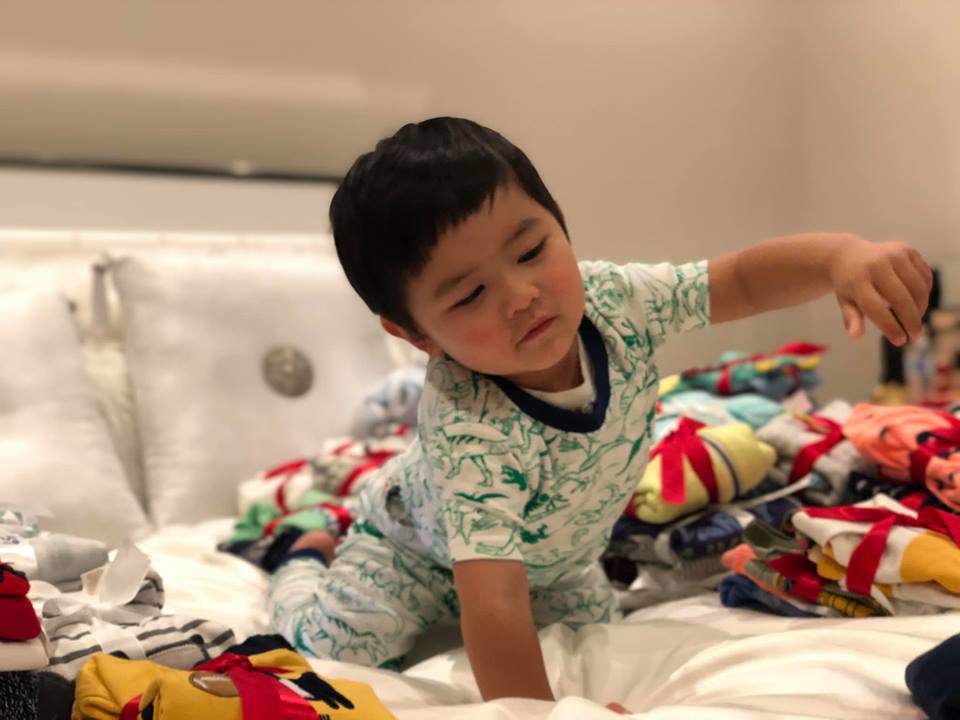 Hào hứng gói quà từ thiện cùng mẹ nhưng phản ứng cuối cùng của con trai Đan Trường gây choáng - 2