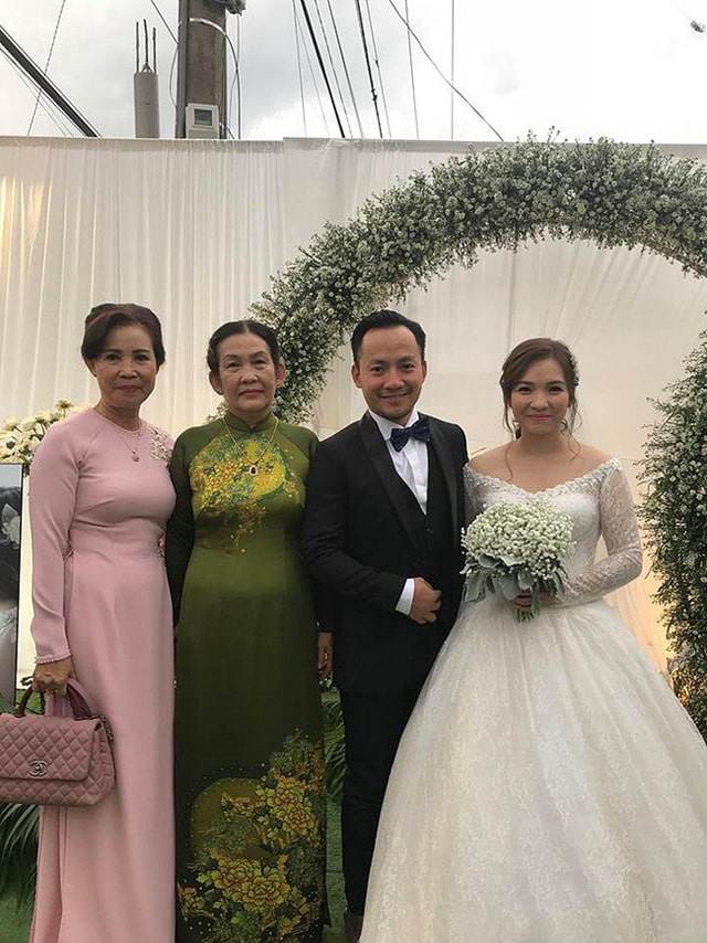 Mặc váy cưới xinh đẹp nhưng vợ của Tiến Đạt lộ bụng to lùm lùm, vướng nghi vấn mang bầu - 7