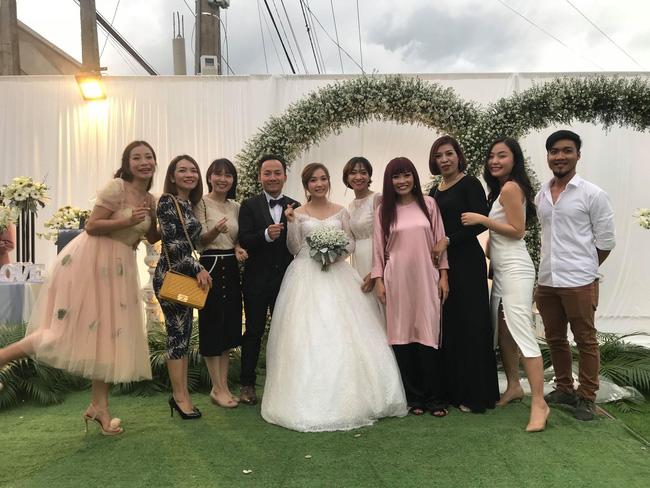 Mặc váy cưới xinh đẹp nhưng vợ của Tiến Đạt lộ bụng to lùm lùm, vướng nghi vấn mang bầu - 9