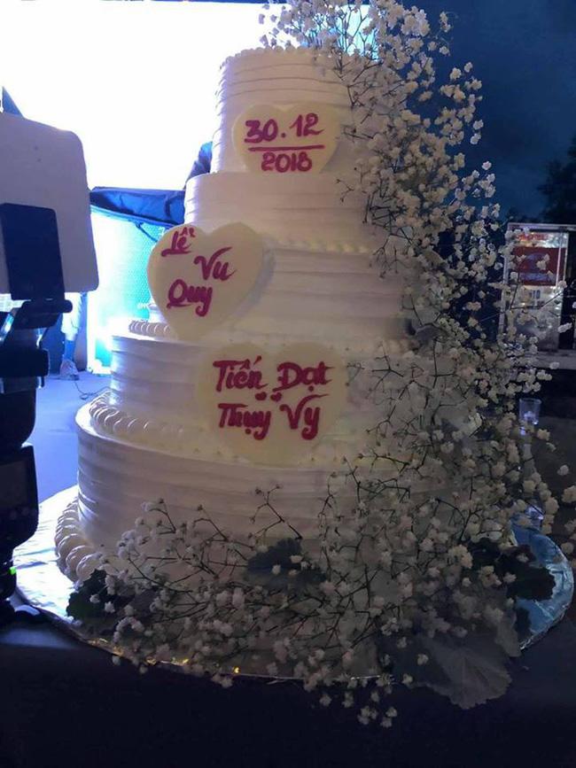 Mặc váy cưới xinh đẹp nhưng vợ của Tiến Đạt lộ bụng to lùm lùm, vướng nghi vấn mang bầu - 2