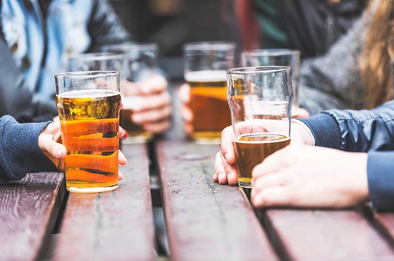 Rượu bia với người lớn cũng không phải đồ uống có lợi cho sức khỏe nhưng với trẻ nhỏ thì nó còn trở nên nguy hiểm hơn nhiều lần. Không ít người nghĩ rằng cho trẻ uống 1 chút rượu hay bia sẽ không ảnh hưởng nhưng hoàn toàn sai lầm.
