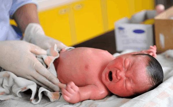 Mới sinh con bỗng thấy vợ mệt mỏi, chồng chột dạ vội đưa đi kiểm tra rồi bật khóc - 2