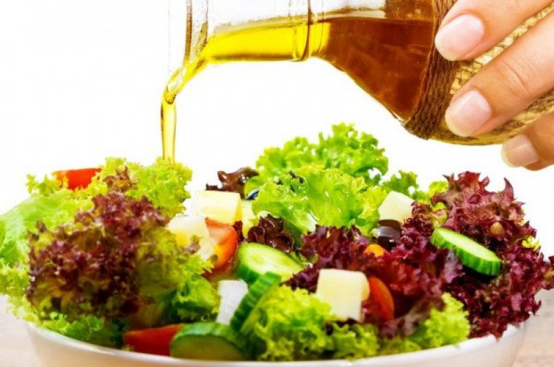 Dầu oliu chứa vitamin E có thể cải thiện chức năng phổi, cộng với axit béo giúp giảm viêm. Làm món salad với dầu ô liu sẽ giúp ích cho sức khỏe của bạn.

